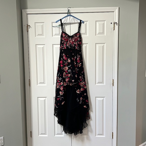 Marchesa notte
Women's Black Embroidered High-low Flocked Tulle Gown - Picture 2 of 8